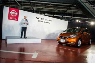 技術を採用した小型車「ノート」のオフライン式で挨拶するカルロス・ゴーン社長＝２４日、神奈川県横須賀市