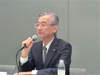 業績予想の下方修正を発表するＩＨＩの満岡次郎社長＝２４日、東京都江東区のＩＨＩ本社