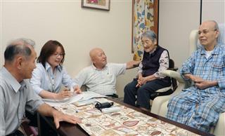 高齢者のためにケアプランを作成するケアマネジャー（左から２人目）（セントケア・ホールディング提供）