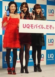 UQコミュニケーションズの発表会で新型スマートフォンをPRする、永野芽郁さん、深田恭子さん、多部未華子さん(左から)=24日、東京都港区 UQコミュニケーションズの発表会で新型スマートフォンをPRする、永野芽郁さん、深田恭子さん、多部未華子さん(左から)=24日、東京都港区