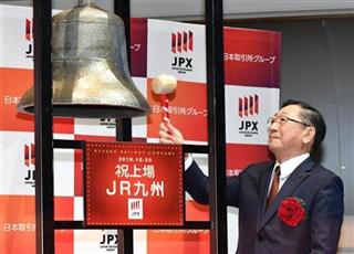 ＪＲ九州の上場セレモニーで鐘を鳴らす青柳俊彦社長＝１０月２５日午前、東京証券取引所（山崎冬紘撮影）