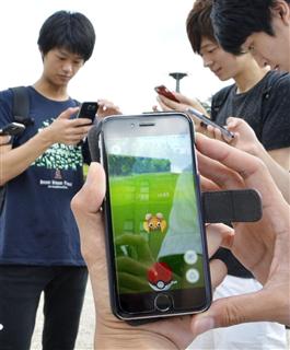 スマートフォン向けゲーム「ポケモンＧＯ」で遊ぶ若者たち＝名古屋市