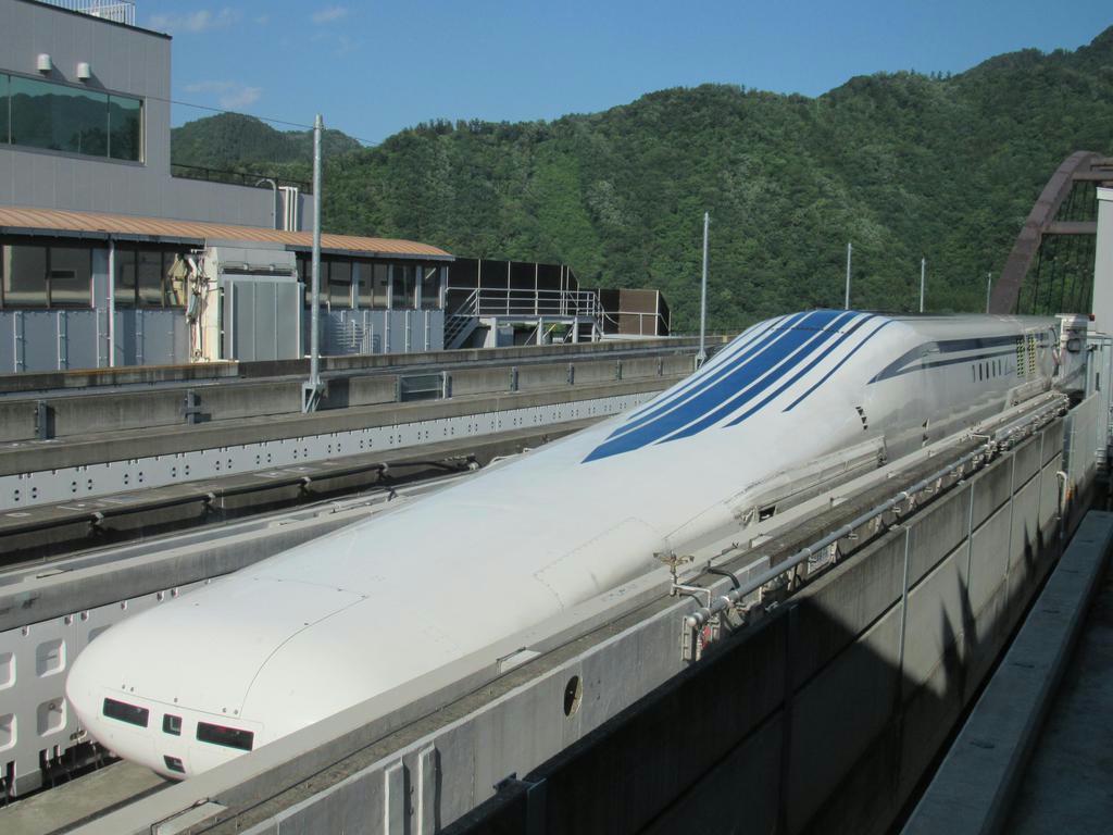 ＪＲ東海が試験を行っているリニア中央新幹線の車両＝６月、山梨県都留市（高木桂一撮影）