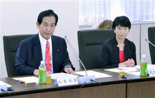 規制改革推進会議であいさつする山本幸三規制改革担当相（左）。右は大田弘子議長＝２４日午後、東京都千代田区