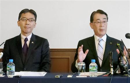 記者会見するエイチ・ツー・オーリテイリングの鈴木篤社長。左は同席した阪急阪神百貨店の荒木直也社長＝２６日、大阪市