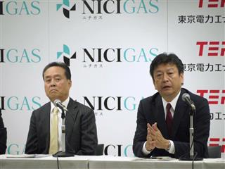 東電ＥＰとＬＰガス大手日本瓦斯の提携会見。東電は着々と家庭用ガス販売の準備を進める＝５月、東京都千代田区