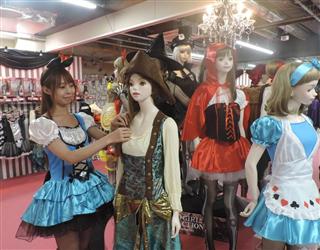 ハロウィーングッズを販売するドン・キホーテが期間限定で設置した東京・渋谷の特設店舗＝２７日、東京都渋谷区（黄金崎元撮影）