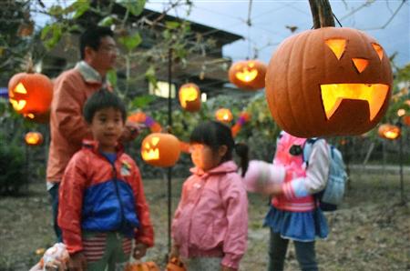 ハロウィーンイベントで、ブドウ棚にぶら下がるカボチャのお化けのランタン＝２３日、山梨県甲州市