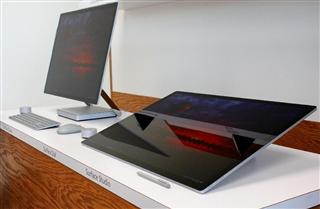 米マイクロソフトが発表した新型デスクトップパソコン「サーフェススタジオ」＝２６日、ニューヨーク（共同）