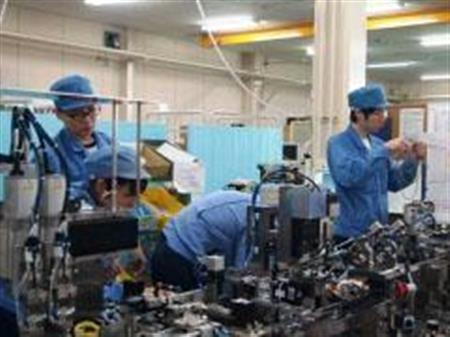 天竜精機の職場風景＝長野県駒ケ根市