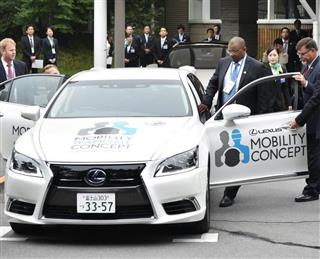 Ｇ７交通相会合でトヨタ自動車の自動運転車に乗り込むフォックス米運輸長官＝９月２４日、長野県軽井沢町