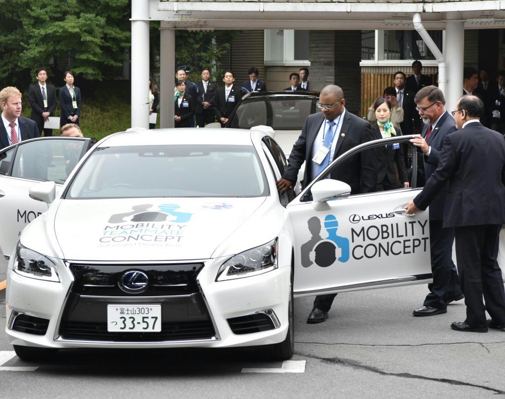 Ｇ７交通相会合でトヨタ自動車の自動運転車に乗り込むフォックス米運輸長官＝９月２４日、長野県軽井沢町