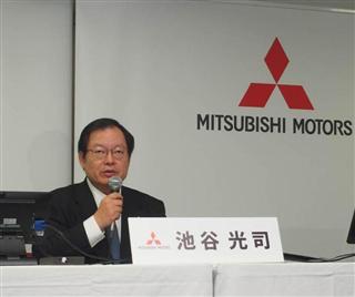 平成２８年４～９月期連結決算を説明する三菱自動車の池谷光司副社長＝２８日、東京都港区芝の三菱自動車本社（会田聡撮影）