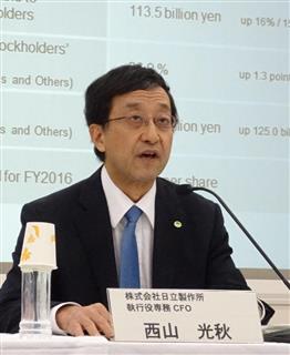 ２０１６年９月中間連結決算を説明する日立製作所の西山光秋専務＝２８日、東京都台東区（芳賀由明撮影）