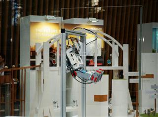 日立が独自開発したＡＩに接続された鉄棒にぶら下がるロボット＝２７日、東京国際フォーラム