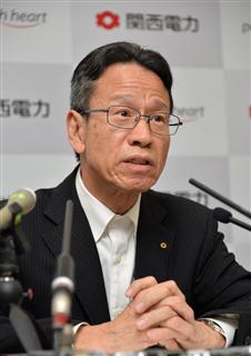 定例会見で質問に答える関西電力の岩根茂樹社長＝２８日午後、大阪市北区の関西電力本店（南雲都撮影）