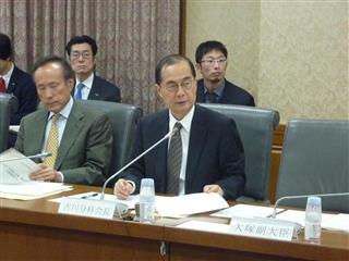 財政制度等審議会であいさつする吉川洋会長（右）＝２７日、東京都千代田区の財務省