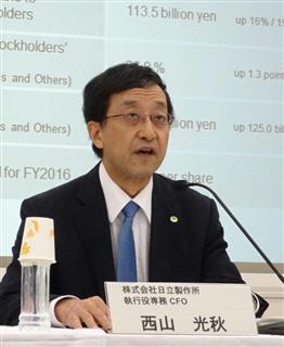 ２０１６年９月中間連結決算を説明する日立製作所の西山光秋専務＝２８日、東京都台東区