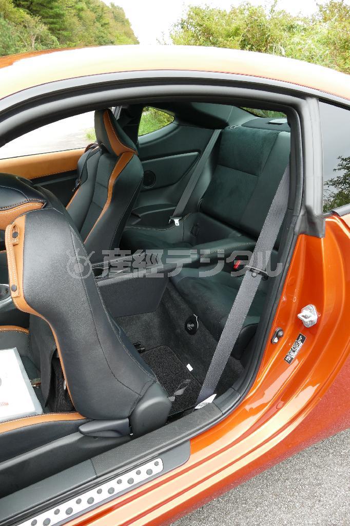 敷居高め、天井低め。後席への乗り込みはお茶室に入る気分？トヨタ・８６