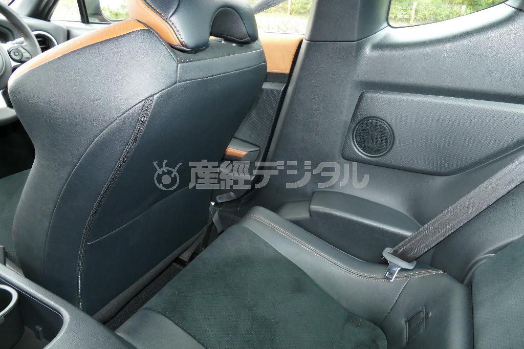 運転席をドライビングポジションにすると、後席膝元は拳一つ半程度の余裕しかない。トヨタ・８６