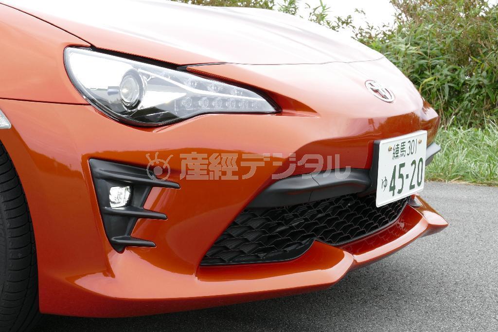 マイナーチェンジで一番変化の大きかったノーズ部分。グリルが末広がりになった。バンパー一体スポイラーも結構大きい。トヨタ・８６