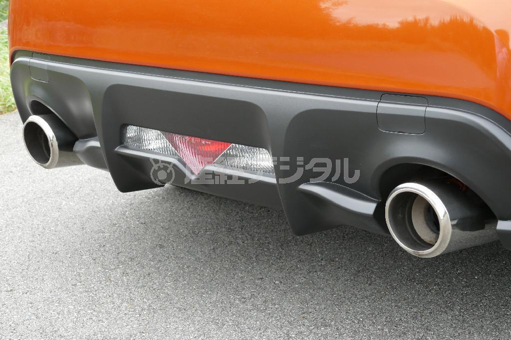 太い２本出しエグゾーストに逆三角リアフォグランプ。ザ・スポーツカーというデザイン。トヨタ・８６