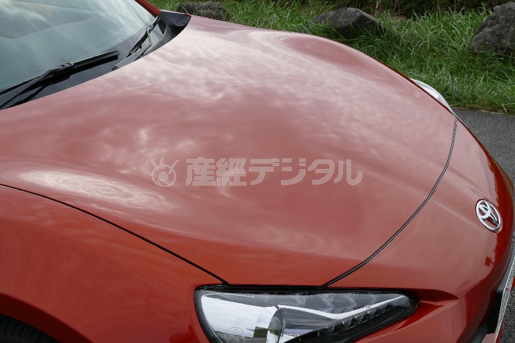 ボンネットの造形。白眉はやはりホイールアーチの張り出しだろう。トヨタ・８６