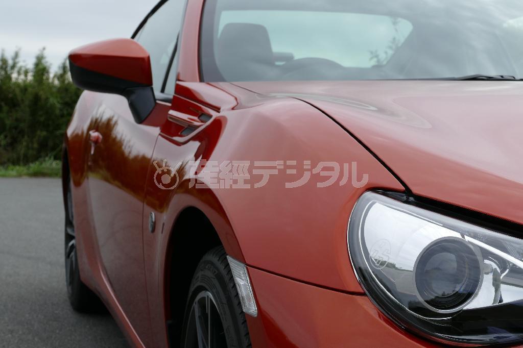 低い角度から見るとボンネットの分割線が“消失”する。トヨタ・８６