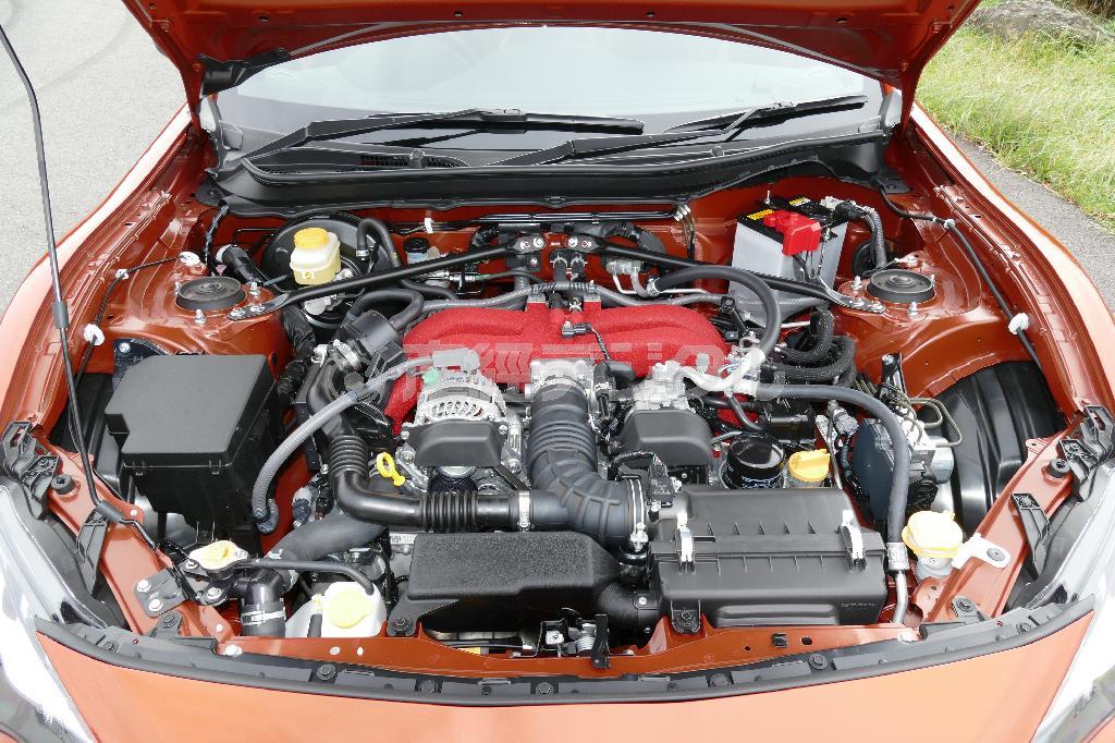 今回の主役と言ってもいい４気筒水平対向エンジン。すこぶる滑らかによく回って快感！トヨタ・８６