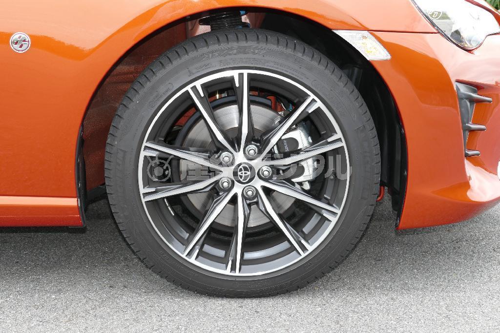 タイヤサイズは前後とも２１５／４５Ｒ１７。スポークの隙間から大径ブレーキディスクが覗く。トヨタ・８６