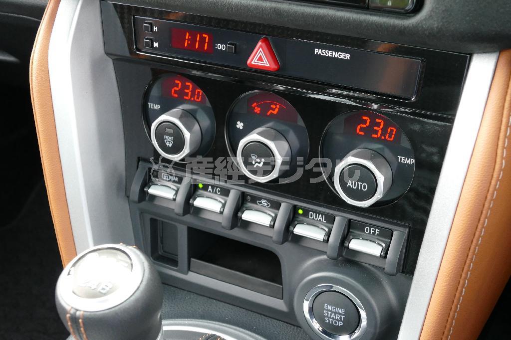 エアコン操作部。液晶ではなく、赤のＬＥＤというところがこだわり。下にはスタートボタン。トヨタ・８６