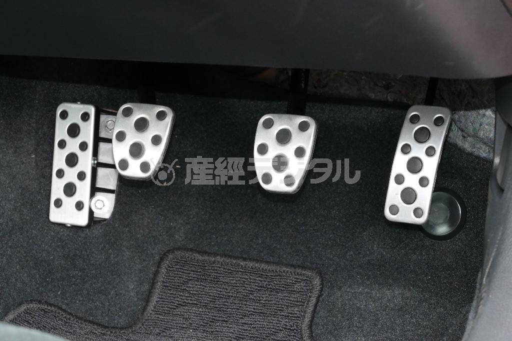 アルミ製ペダルとフットレスト。アクセルはつり下げ式。トヨタ・８６