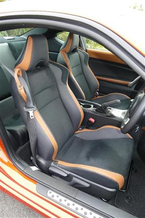 レザーとアルカンターラのコンビ仕立てレカロ風バケットシート。サポート加減ちょうどよし。トヨタ・86