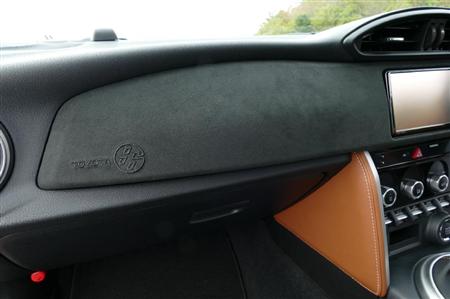 ダッシュボード前面はアルカンターラ張り。これがキャビンの質感をグッと高めている。トヨタ・86