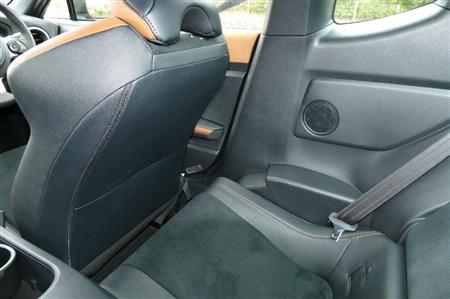 運転席をドライビングポジションにすると、後席膝元は拳一つ半程度の余裕しかない。トヨタ・86