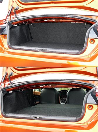 後部座席は一括可倒でトランクスルーに。高さはないが、奥行きはそこそこ。スノーボード、釣り竿程度の長さのものなら積めそうだ。トヨタ・86