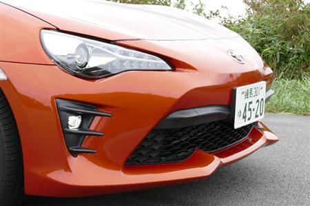 マイナーチェンジで一番変化の大きかったノーズ部分。グリルが末広がりになった。バンパー一体スポイラーも結構大きい。トヨタ・86