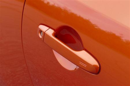 外側に施錠センサー、内側に解錠センサーを内蔵するドアハンドル。トヨタ・86