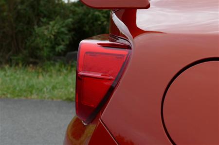 ボディから飛び出した形状のリアコンビランプ。淡色ボディーだと一層目立ちます。トヨタ・86