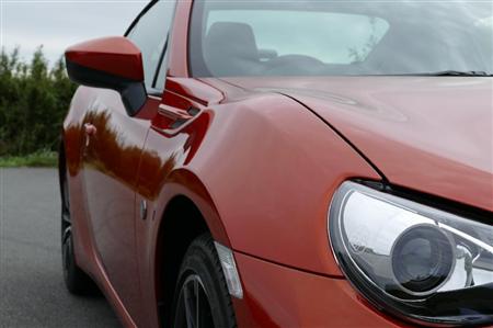 低い角度から見るとボンネットの分割線が“消失”する。トヨタ・86