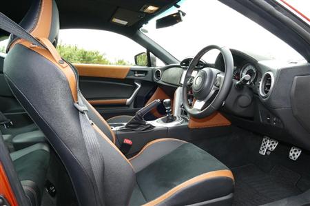 スポーツカーらしくフロントガラスの傾斜はきついが、いざ座ってしまえばガラス面積が広いので圧迫感は少ないし、こう見えて頭上にも拳1つ分以上の余裕がある。トヨタ・86