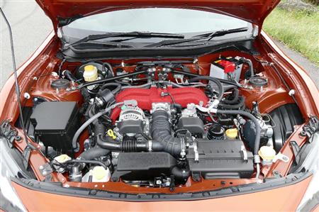 今回の主役と言ってもいい4気筒水平対向エンジン。すこぶる滑らかによく回って快感!トヨタ・86