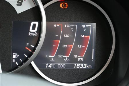 右側の液晶部分は表示モードを可能。左から水温、油温、電圧計。トヨタ・86