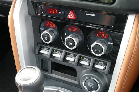 エアコン操作部。液晶ではなく、赤のLEDというところがこだわり。下にはスタートボタン。トヨタ・86