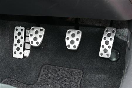 アルミ製ペダルとフットレスト。アクセルはつり下げ式。トヨタ・86