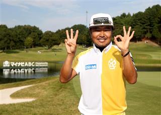 節目となる通算30回目の優勝を達成した片山晋呉=兵庫県加東市のABCゴルフ倶楽部(中島信生撮影) 節目となる通算30回目の優勝を達成した片山晋呉=兵庫県加東市のABCゴルフ倶楽部(中島信生撮影)