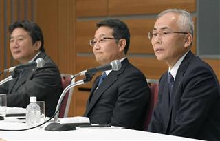 コンテナ船事業統合で海運３社が会見。右から日本郵船の内藤忠顕社長、商船三井の池田潤一郎社長、川崎汽船の村上英三社長＝３１日午前、東京・大手町