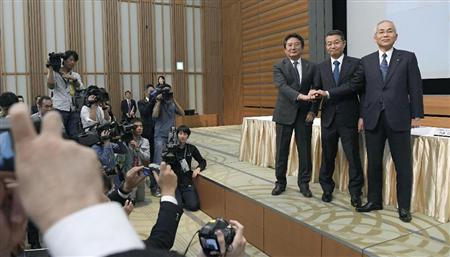 定期コンテナ船事業の統合に関する記者会見後、写真に納まる（左から）川崎汽船の村上英三社長、商船三井の池田潤一郎社長、日本郵船の内藤忠顕社長＝３１日午前、東京・大手町の経団連会館