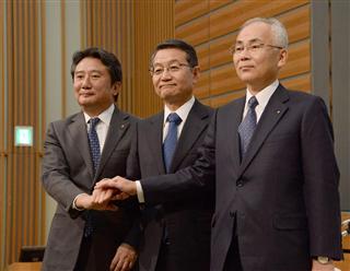 会見する川崎汽船の村上英三社長、商船三井の池田潤一郎社長、日本郵船の内藤忠顕社長＝３１日、東京都千代田区（伴龍二撮影）