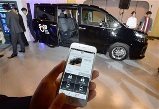 トヨタのコネクティッド戦略説明会。スマホでキーなどを操作できる技術も公開された＝１日、東京都江東区（伴龍二撮影）